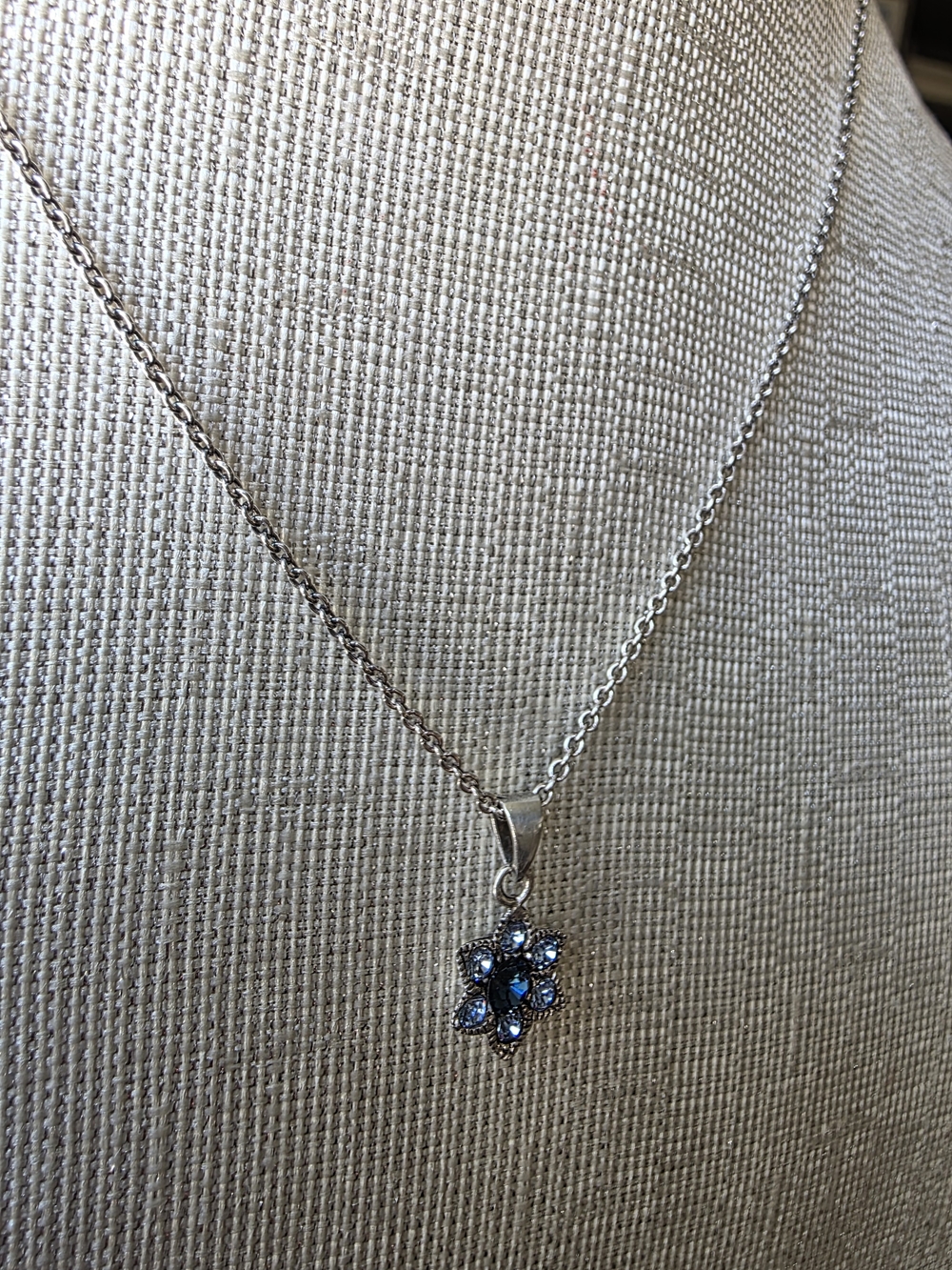 925 delicate, vintage-inspired flower cluster 16" pendant necklace - Picture 10 of 15